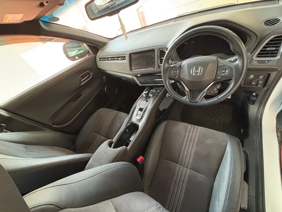 Front seats, touchscreen display and centre console in the Honda Vezel RS